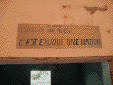  Éduquer une fille, c'est éduqué une nation (sur un mur de l'école). 