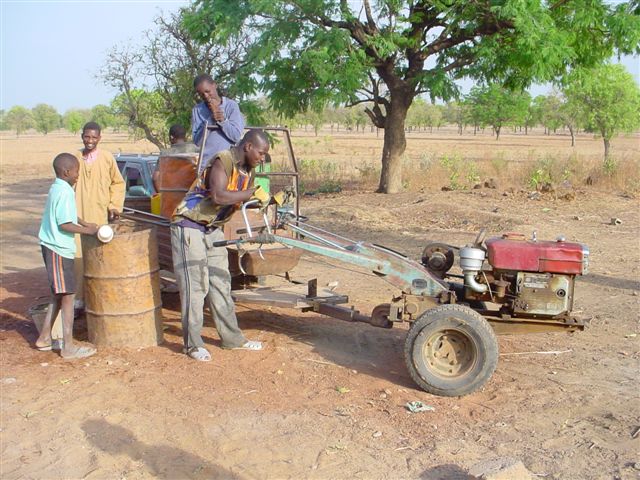 Heremakono - 02/04/2005 Des jeunes du village profitent de leurs vacances scolaires pour donner un coup de main