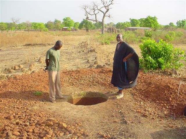 Heremakono - 02/04/2005 Le puits provisoire qui avait été entamé 