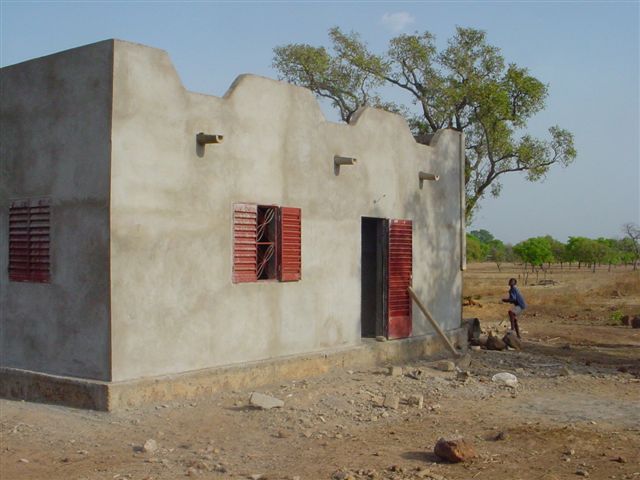 Heremakono - 02/04/2005 Le crépissage est achevé sur tous les murs intérieurs et extérieurs du bâtiment