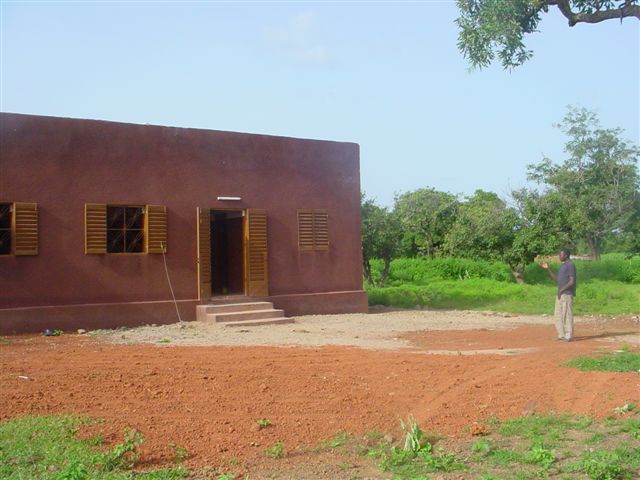 Heremakono - 10 septembre 2005. Le changement dans la végétation (la saison des pluies a reverdit Bamako) est aussi impressionnant que le changement d'allure du dispensaire.