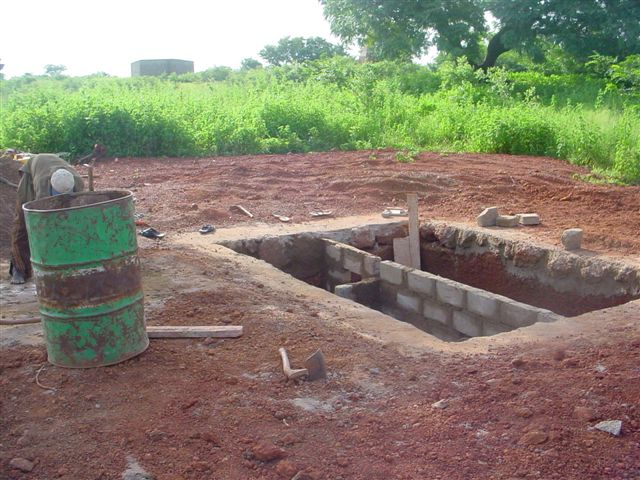 Heremakono - 10 septembre 2005. Les travaux de fosse septique ont été entrepris.