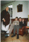 Avec Mamariette (sa grand mère paternelle) et Alexis à Limours le 27 mars 2004 