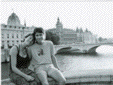 Hélène et Niko (Nicolas Kalisz) à Paris, juste aprés une visite au Louvre, probablement sur le Pont Neuf, le 24 juillet 2004 (photo prise par Alexis)