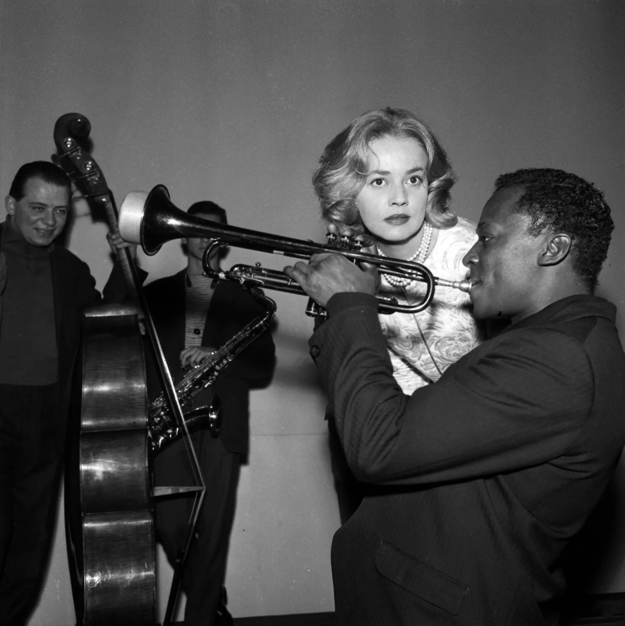 Miles Davis, Jeanne Moreau, Pierre Michelot, Barney Wilen (partly hidden)