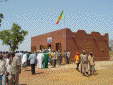 Le dispensaire surmonté du drapeau du Mali