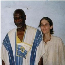 Hélène avec Baba Dramé, le chef du village de Heremakono, le 26 juillet 2003 